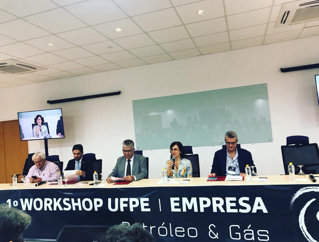 Momento Exposição do 1º Workshop UFPE-Empresa. Da esquerda para direita: Maurício Assuero, Bruno Schwambach, Ana Cristina (coordenadora da CAPPE) e Paulo