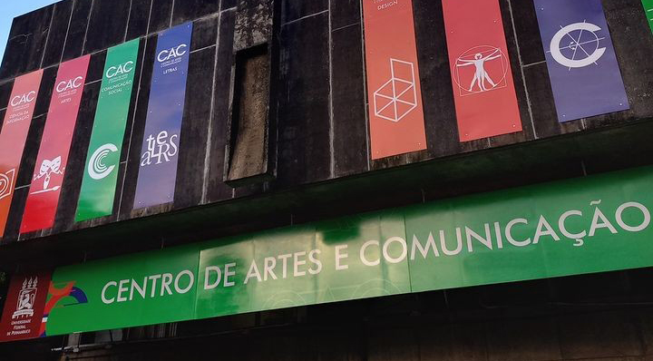 fachada de entrada do Centro de Artes e Comunicação com fotomontagem